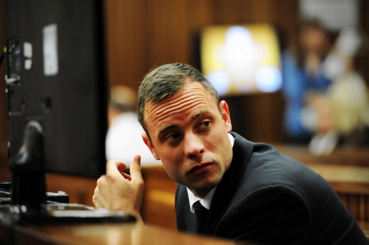 Pistorius, en pleurs, s’excuse pour le meurtre de sa petite amie en Afrique du Sud