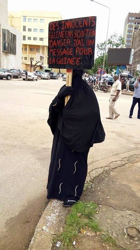 Une femme en burka interpellée devant la Présidence à Conakry