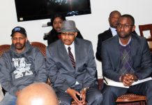 Saloumba Cherif récadré lors d’une réunion avec l’ambassadeur Yansané