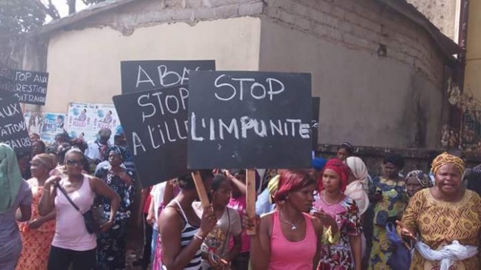 femme-marche-opposition