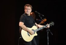 Le musicien sud-africain Johnny Clegg, surnommé le « Zoulou blanc », est décédé