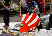 Accident d’avion en Indonésie: des débris de l’appareil retrouvés en mer