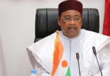 Le président sortant du Niger, Mahamadou Issoufou, reçoit le prix Ibrahim 2020