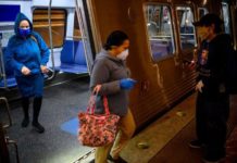 Les Américains vaccinés vont à nouveau porter le masque en intérieur