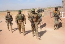 Mali: 27 morts dans une attaque djihadiste contre une base de l’armée