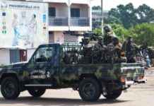 Guinée: Un soldat se fait tuer par un «charlatan» lors d’un test anti-balle
