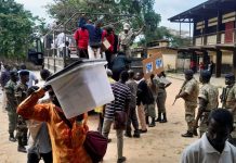 Présidentielle au Gabon: les habitants sous couvre-feu et privés d’internet